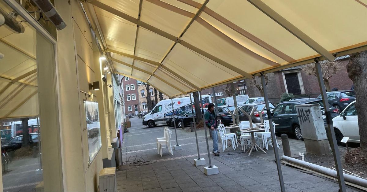 LEINER SunRain Markisenanlage in Sondergröße mit WPS-System für das Restaurant Made in Napoli in Köln